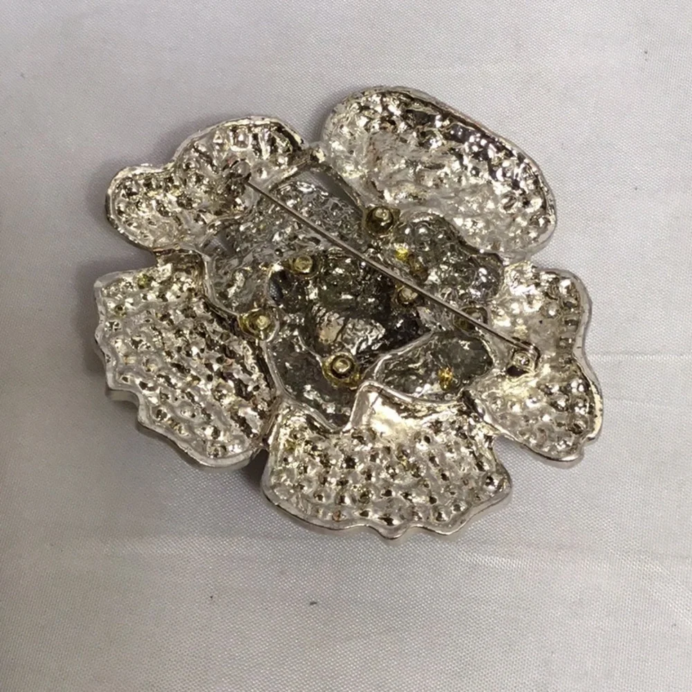 N/A flower brooch